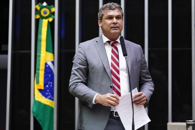 Lindbergh rebate Haddad após ministro da Fazenda e Gleisi discordarem sobre meta fiscal