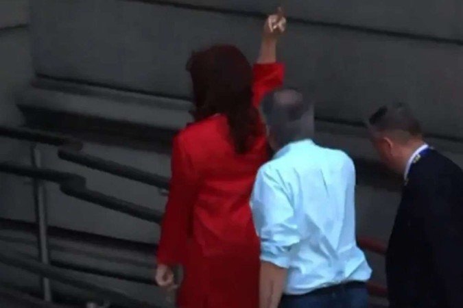 Cristina Kirchner mostra o dedo para argentinos após ser vaiada em posse - (crédito: Reprodução/Redes sociais ) Cristina Kirchner mostra o dedo para argentinos após ser vaiada em posse - (crédito: Reprodução/Redes sociais )