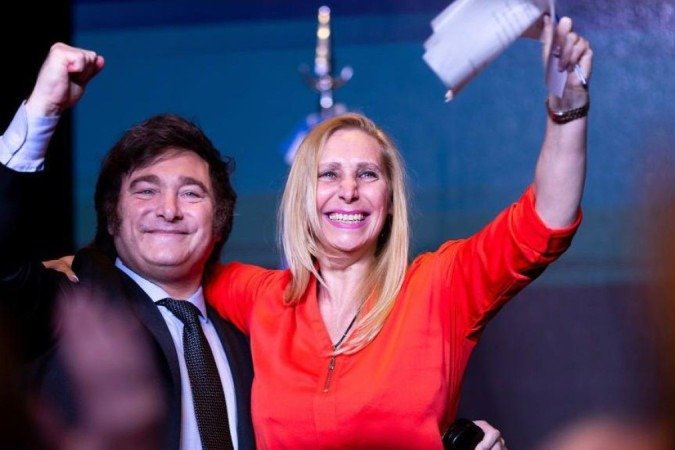 Javier Milei com sua irmã Karina comemorando a vitória após eleição na Argentina -  (crédito: Getty Images)