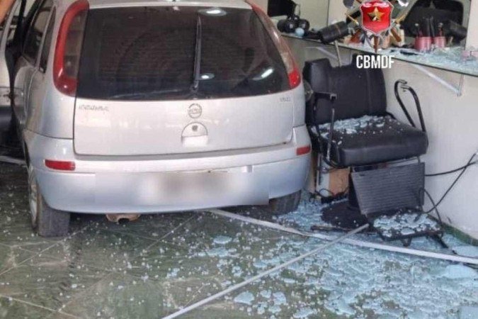 Carro invade salão de beleza em Planaltina e duas mulheres ficam feridas
- (crédito: CBMDF ) Carro invade salão de beleza em Planaltina e duas mulheres ficam feridas
- (crédito: CBMDF )