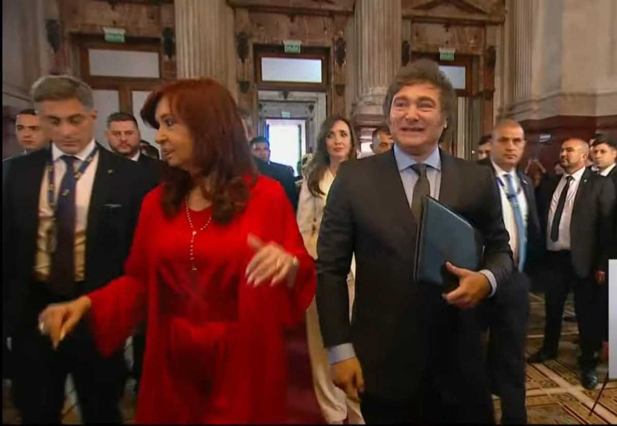 Cristina Fernández de Kirchner conduz Javier Milei pelo Congresso até a cerimônia de posse