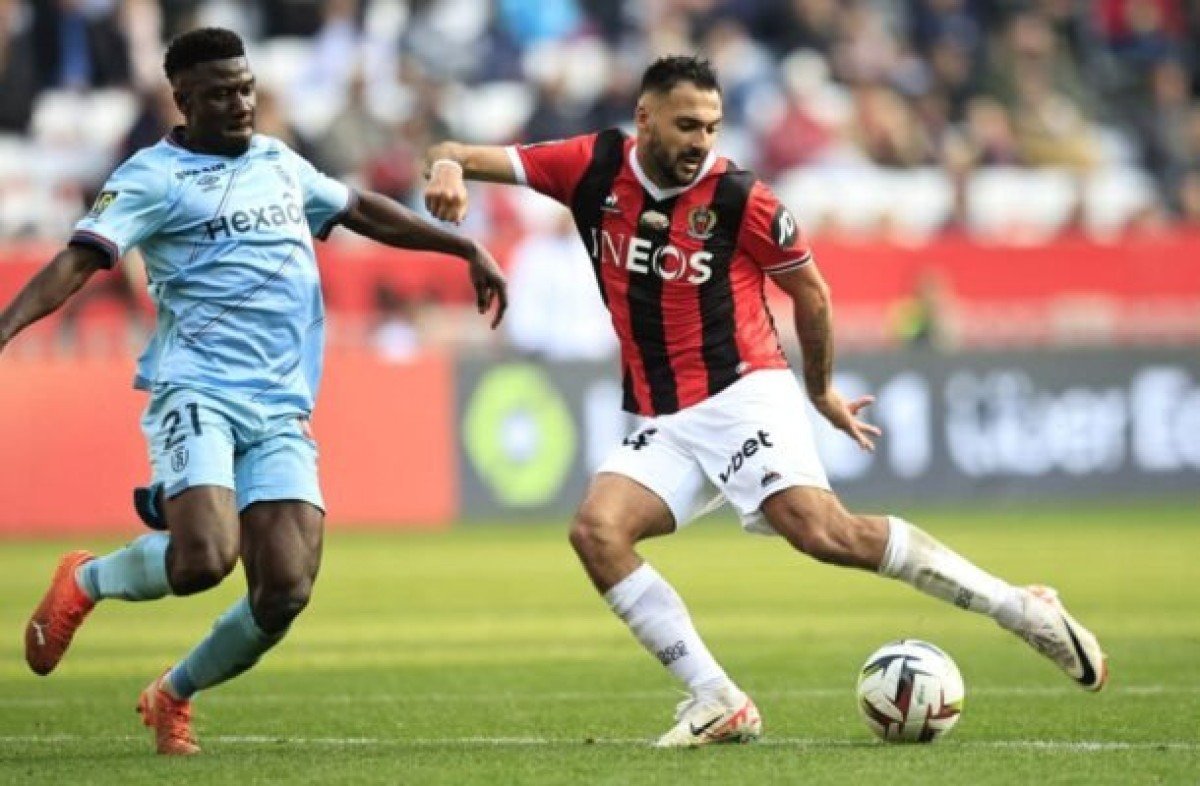 Graças a frango de goleiro, Nice vence Reims e é vice-líder do Francês