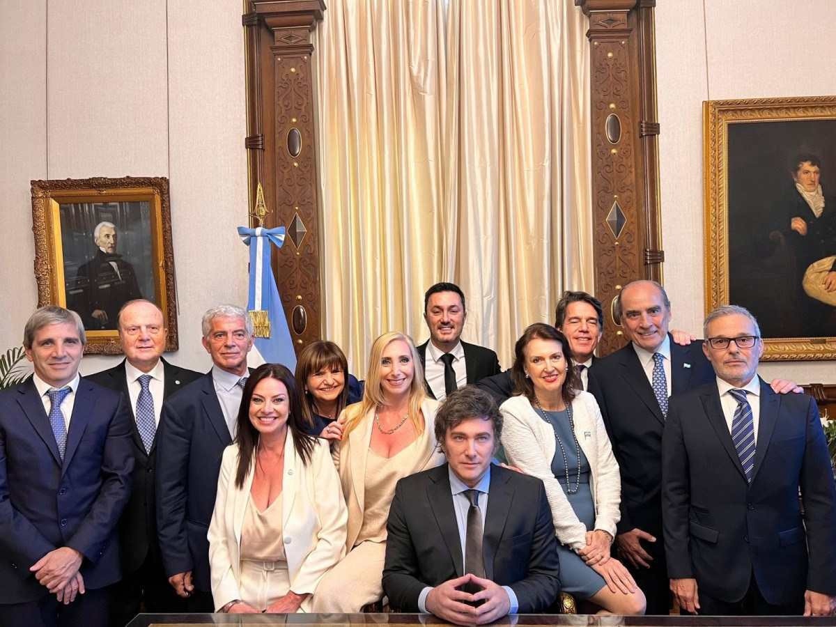 Javier Milei posa para a primeira foto com gabinete enxuto, na Casa Rosada 