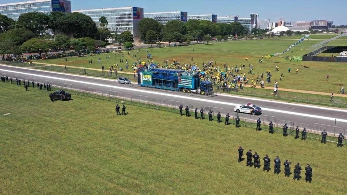Bolsonaristas fazem protesto esvaziado contra indicação de Dino ao STF