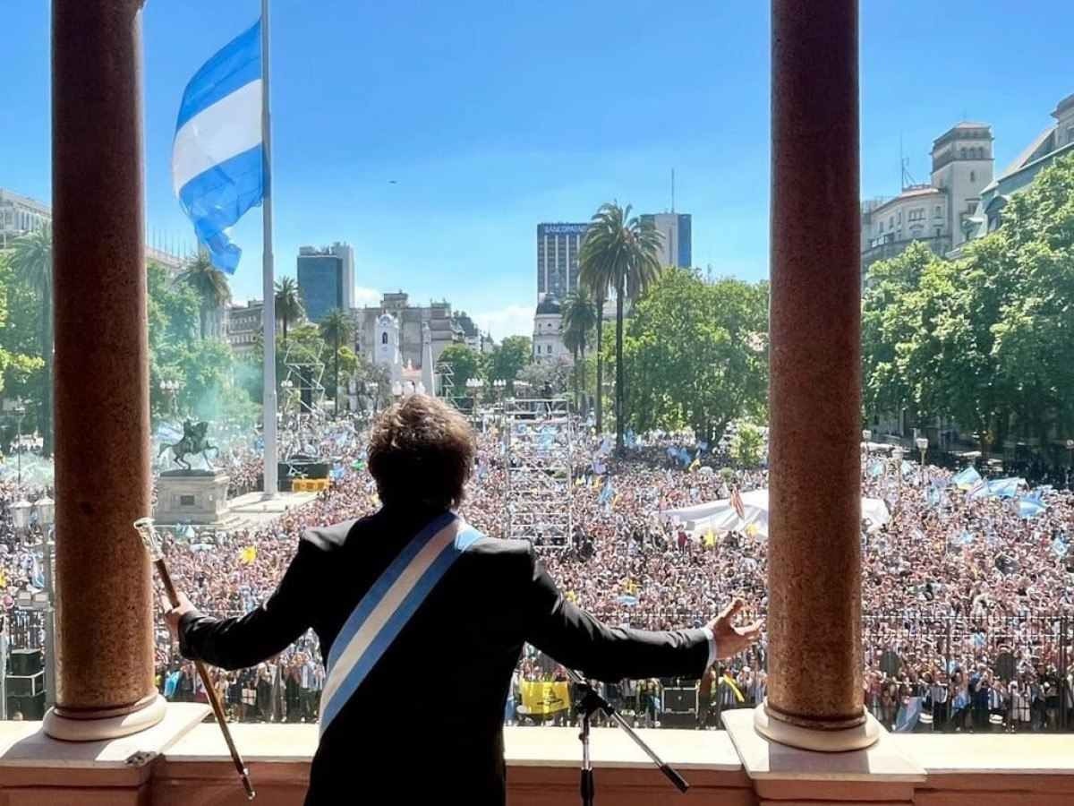 Da varanda da Casa Rosada, Javier Milei saúda a multidão reunida na Plaza de Mayo, em Buenos Aires: 