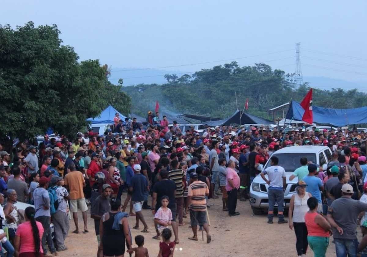 A colisão gerou um incêndio que teria atingido barracos no acampamento do MST
