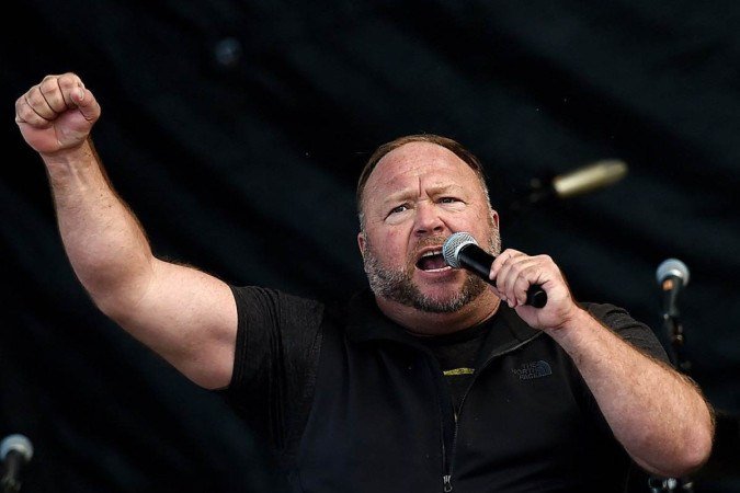 Jones considerou uma encenação o ataque a tiros na escola Sandy Hook, realizado em dezembro de 2012, em Newtown, estado de Connecticut, onde 20 crianças e seis professores morreram - (crédito: Olivier DOULIERY/AFP) Jones considerou uma encenação o ataque a tiros na escola Sandy Hook, realizado em dezembro de 2012, em Newtown, estado de Connecticut, onde 20 crianças e seis professores morreram - (crédito: Olivier DOULIERY/AFP)