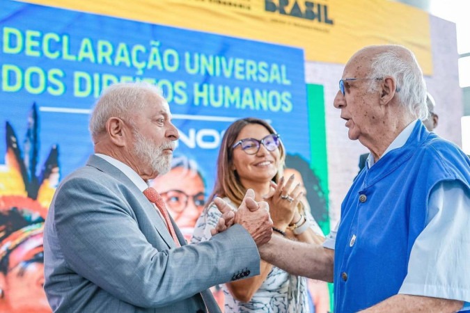 Lula cumprimenta padre Júlio Lancelotti, presente no lançamento do 