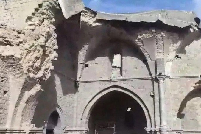 As paredes medievais danificadas da mesquita são vistas em vídeos verificados pela BBC -  (crédito: TELEGRAM)