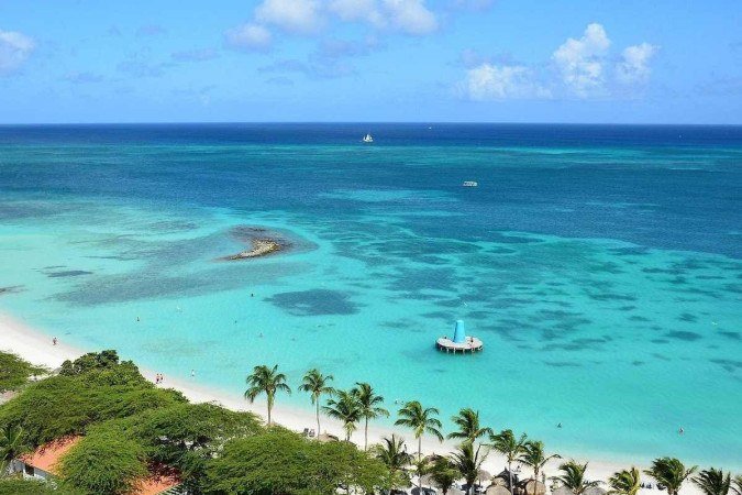 Eagle Beach, a segunda praia mais bela do mundo, localizada na ilha caribenha de Aruba. A lista foi feita pelo site de viagens Tripadvisor 
