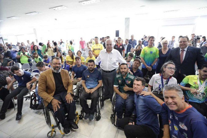 Ibaneis com paratletas que vão receber Bolsa com valores iguais a atletas - (crédito: Renato Alves/Agência Brasília) Ibaneis com paratletas que vão receber Bolsa com valores iguais a atletas - (crédito: Renato Alves/Agência Brasília)