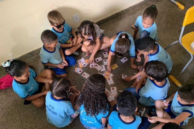 Crianças da rede pública de ensino do DF testam o material produzido por professores durante o curso