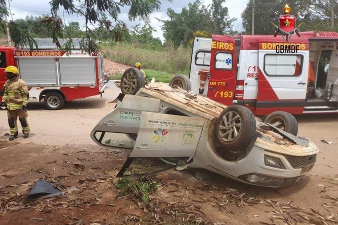 Acidente em dois veículos em Brazlândia deixa duas pessoas feridas - (crédito: CBMDF) Acidente em dois veículos em Brazlândia deixa duas pessoas feridas - (crédito: CBMDF)