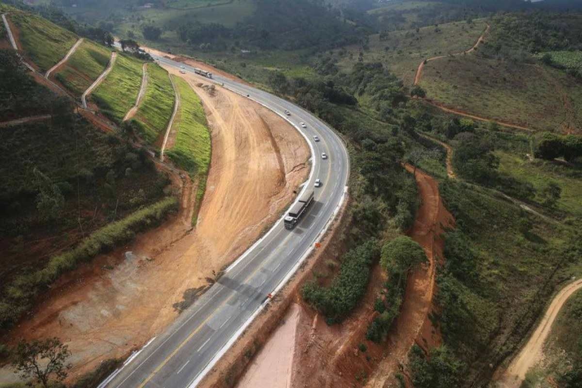 Lula assina concessão de trecho da ‘rodovia da morte’, em MG