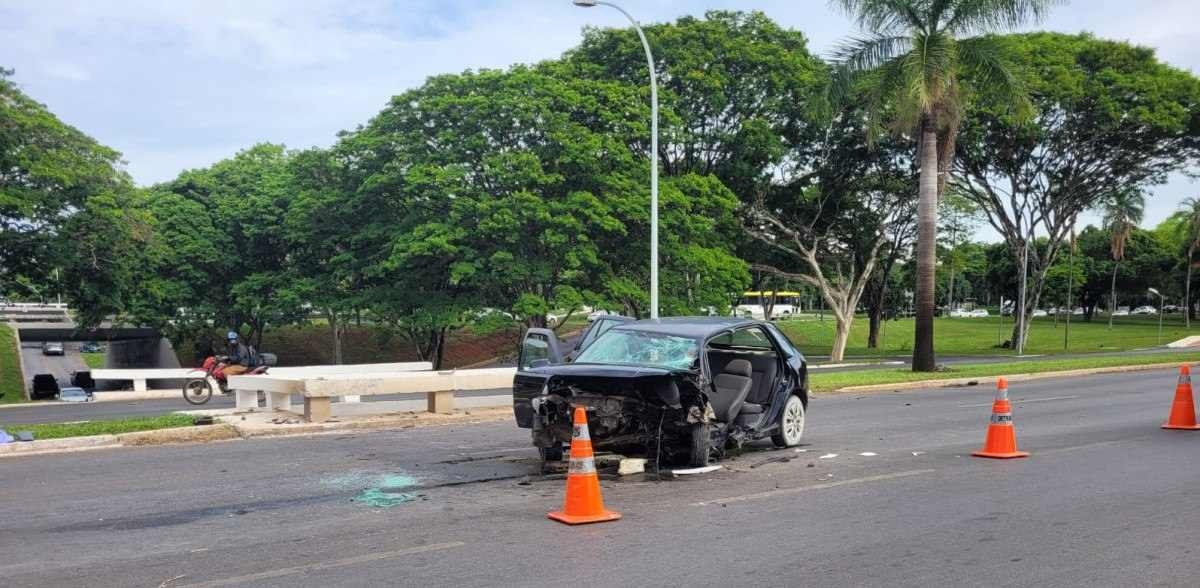 Carro colide em mureta no Eixinho Sul e cinco vítimas são levadas a hospital