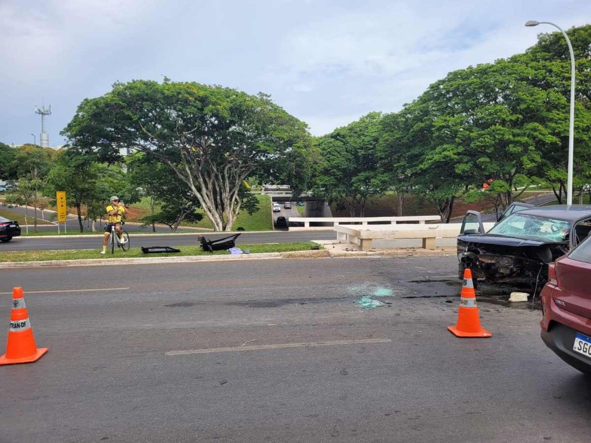 Carro colide em mureta no Eixinho Sul e cinco vítimas são levadas a hospital