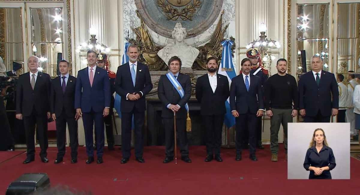 Foto oficial de Javier Milei ao lado de chefes de Estado