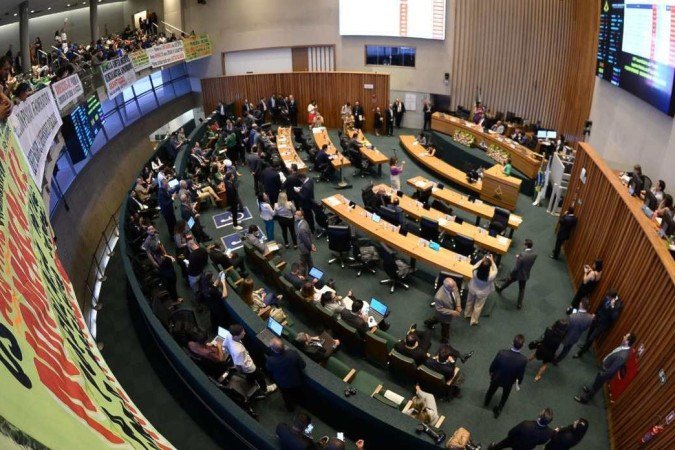 A aprovação do PL foi repudiada por permissionários da rodoviária, que acompanhavam a votação da galeria da Casa. - (crédito: Ed Alves/CB/DA.Press) A aprovação do PL foi repudiada por permissionários da rodoviária, que acompanhavam a votação da galeria da Casa. - (crédito: Ed Alves/CB/DA.Press)