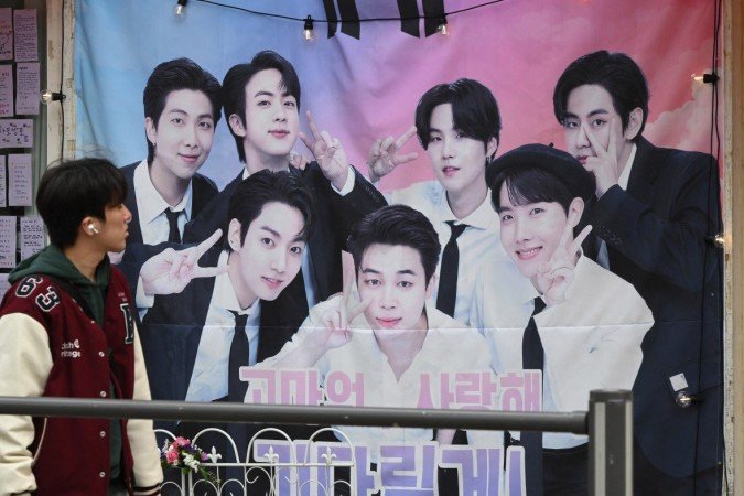 Ao redor do mundo, fãs dizem que vão aguardar o retorno do BTS. - (crédito: AFP) Ao redor do mundo, fãs dizem que vão aguardar o retorno do BTS. - (crédito: AFP)