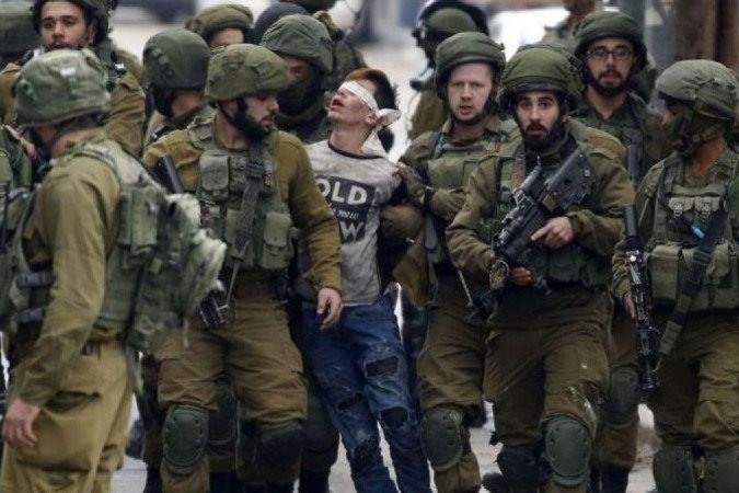 Fawzi al-Juneidi, de 16 anos, se tornou um símbolo da detenção de jovens pelo Exército israelense quando foi preso em 2017 e fotografado com os olhos vendados - (crédito: ANADOLU/GETTY) Fawzi al-Juneidi, de 16 anos, se tornou um símbolo da detenção de jovens pelo Exército israelense quando foi preso em 2017 e fotografado com os olhos vendados - (crédito: ANADOLU/GETTY)