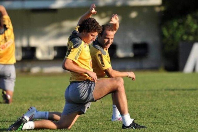 Léo e Elano jogaram juntos por anos, no Santos -  (crédito: Foto: Divulgação/Santos FC)