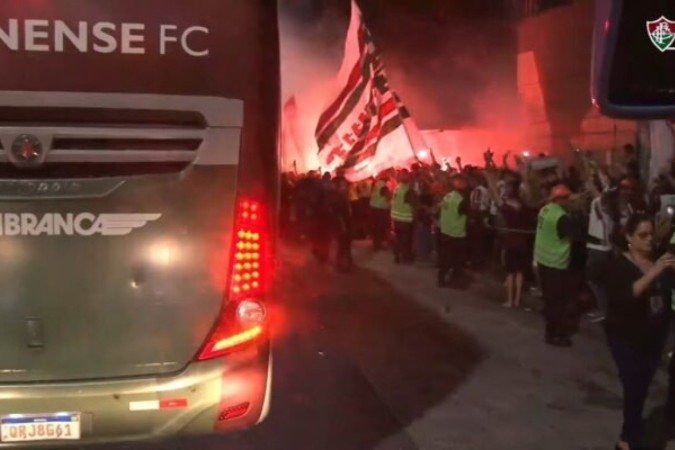 Fluminense embarca para Arábia Saudita e é festejado por tricolores - (crédito: Foto: Jogada10) Fluminense embarca para Arábia Saudita e é festejado por tricolores - (crédito: Foto: Jogada10)