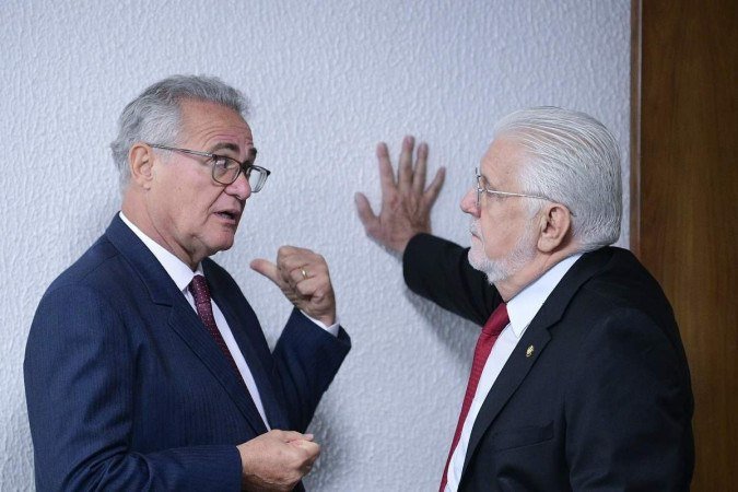 Renan Calheiros e l&iacute;der do governo no Senado, Jaques Wagner: Lula teve conversa reservada com parlamentares alagoanos sobre CPI da Braskem&nbsp;     -  (crédito: Pedro Fran&ccedil;a/Ag&ecirc;ncia Senado)