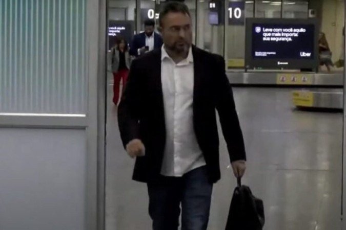 Alexandre Mattos em sua chegada no Rio, nesta manhã  -  (crédito: Foto: Reprodução/Youtube BTB SPORTS)