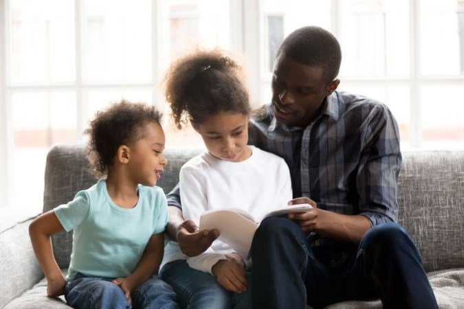 Além de estimularem a imaginação, os livros contribuem para a construção de uma relação afetuosa com a leitura desde a infância (Imagem: fizkes | Shutterstock) - (crédito: EdiCase) Além de estimularem a imaginação, os livros contribuem para a construção de uma relação afetuosa com a leitura desde a infância (Imagem: fizkes | Shutterstock) - (crédito: EdiCase)