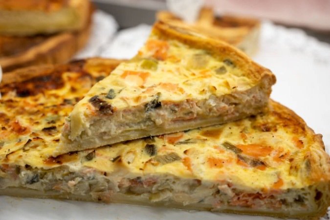 Quiche vegana de alho-poró e cenoura (Imagem: barmalini | Shutterstock) - (crédito: EdiCase) Quiche vegana de alho-poró e cenoura (Imagem: barmalini | Shutterstock) - (crédito: EdiCase)