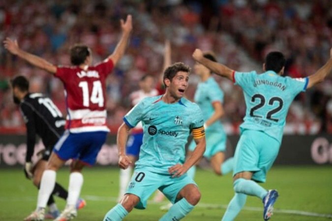 Sergi Roberto defendeu apenas o Barcelona em toda sua carreira. Vínculo vai até o meio de 2024 -  (crédito:  AFP via Getty Images)