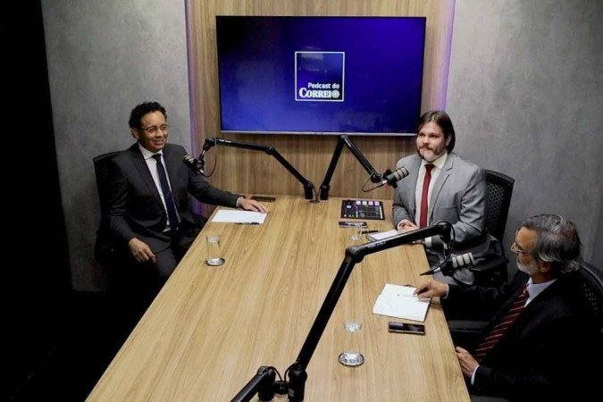 Figueredo (E) com os jornalistas Victor Correia e Vinicius Doria: Geap conseguiu reverter perda de beneficiários nos últimos dez meses - (crédito: Reprodução/CB/D.A Press) Figueredo (E) com os jornalistas Victor Correia e Vinicius Doria: Geap conseguiu reverter perda de beneficiários nos últimos dez meses - (crédito: Reprodução/CB/D.A Press)