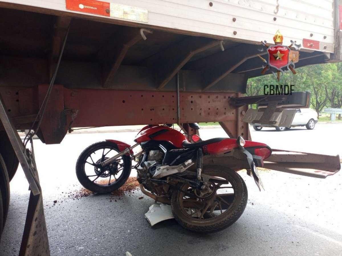 Colisão entre três veículos deixa motociclista ferido na Epia Sul