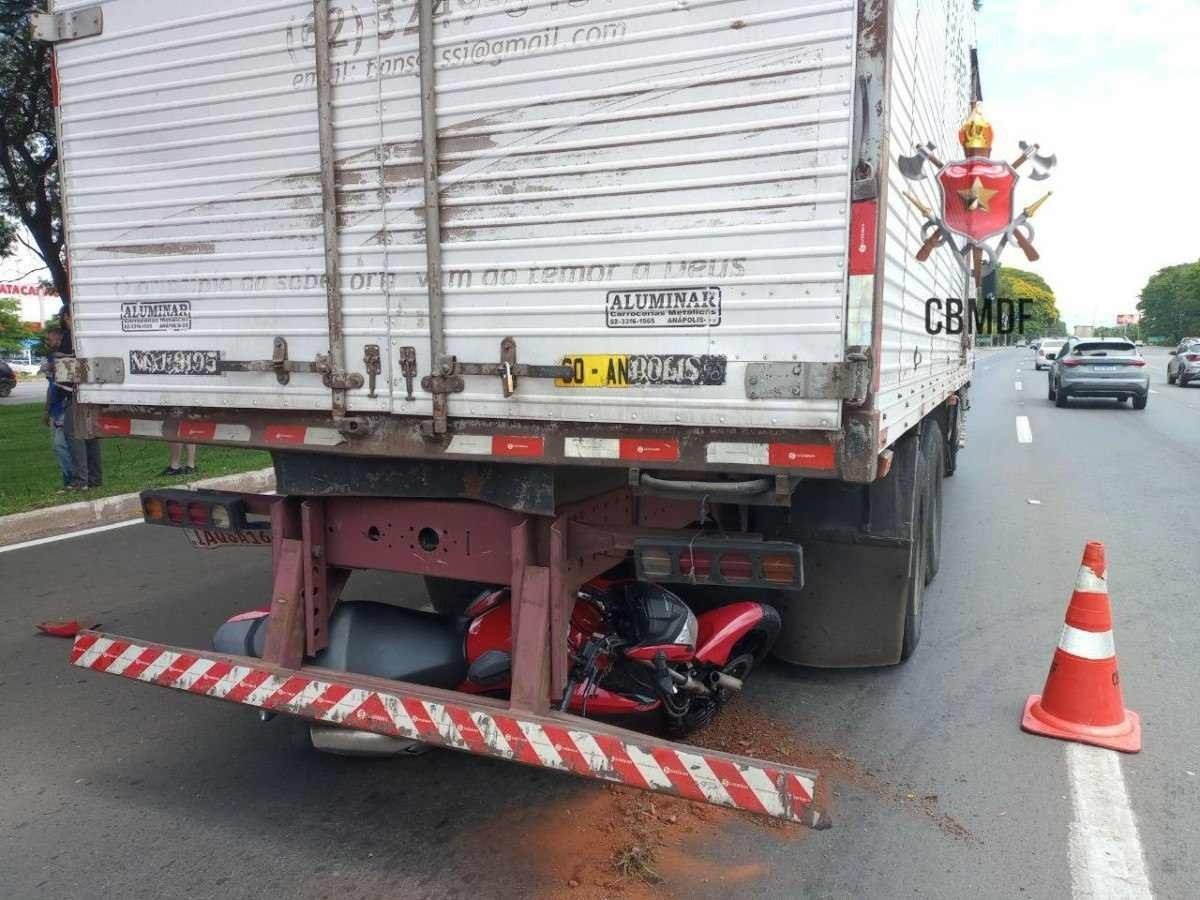 Motociclista fica ferido após colisão entre três veículos na Epia Sul 