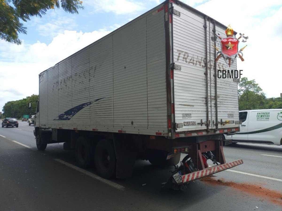 Motociclista fica ferido após colisão entre três veículos na Epia Sul 