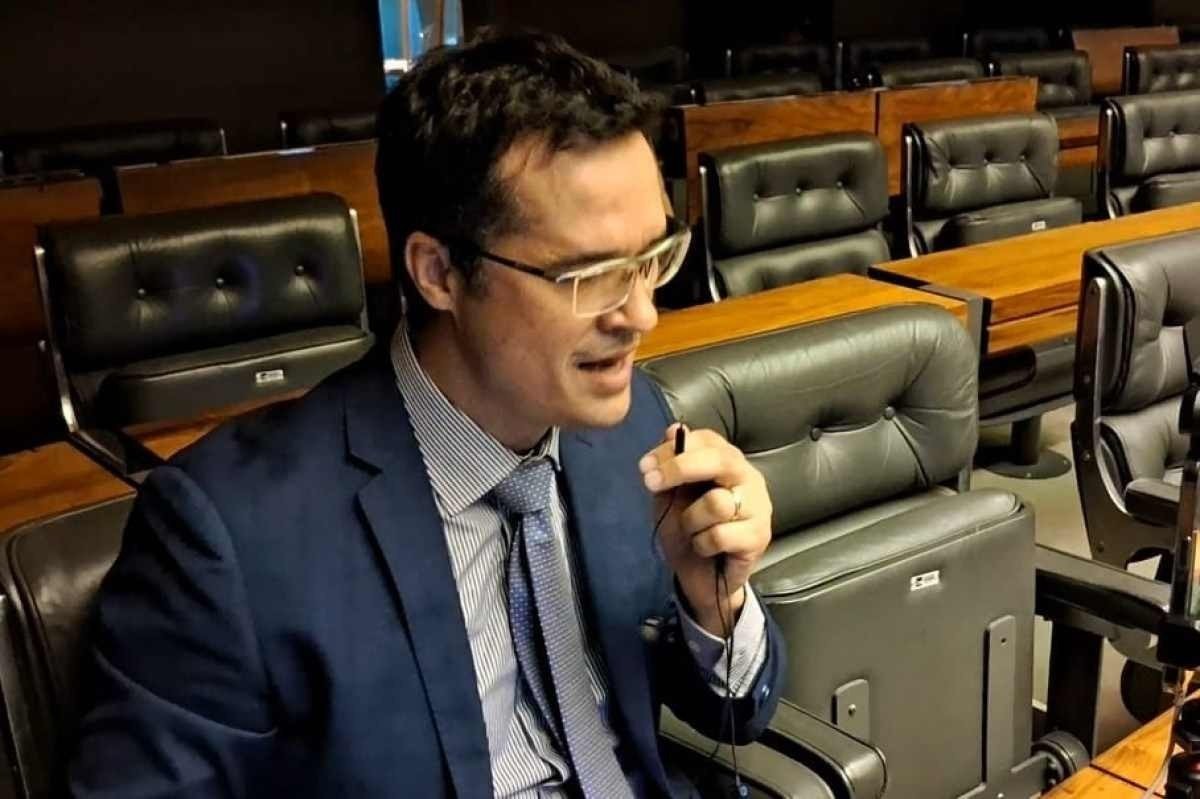 Sete meses após ser cassado, Deltan reaparece no plenário e faz live contra Dino 