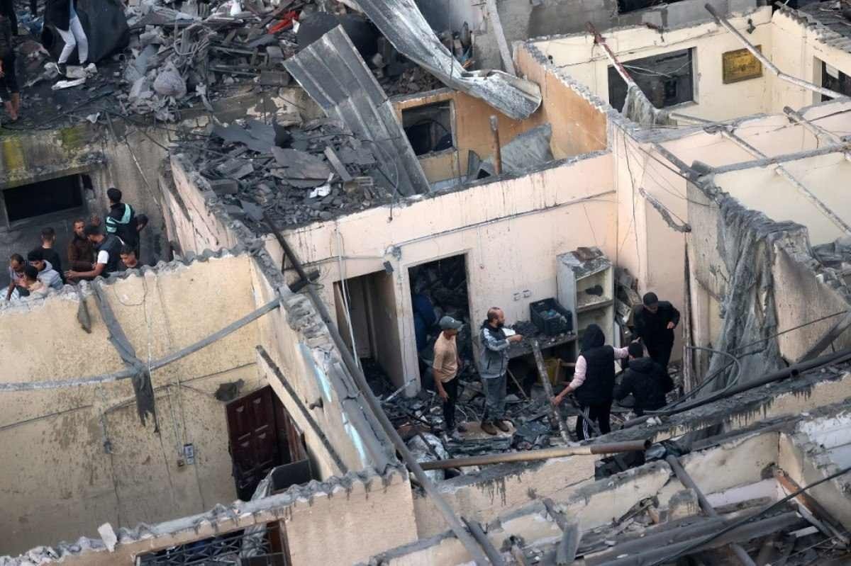 Palestinos checam a destrui&ccedil;&atilde;o depois de bombardeio em Rafah, no extremo sul da Faixa de Gaza
