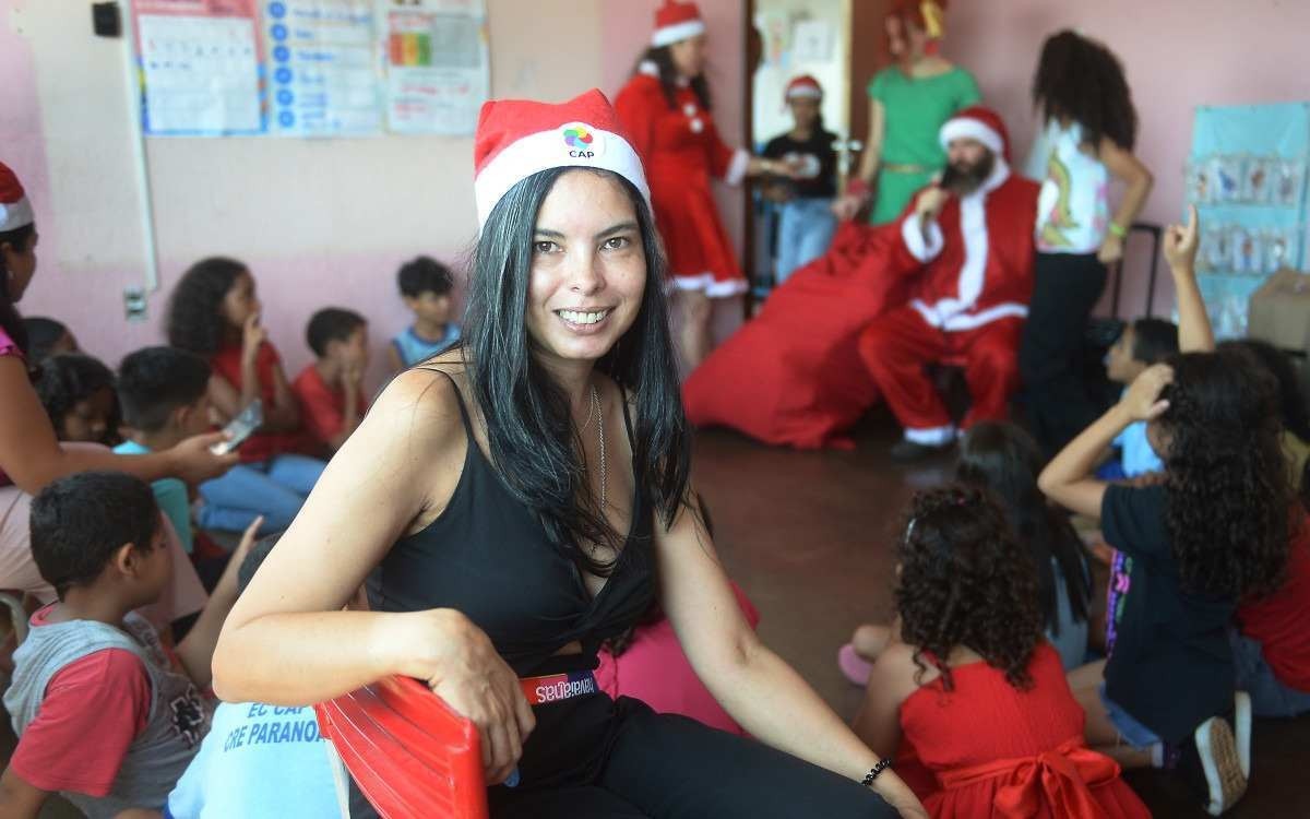 Estudantes do Paranoá recebem presentes pedidos em cartas para Papai Noel