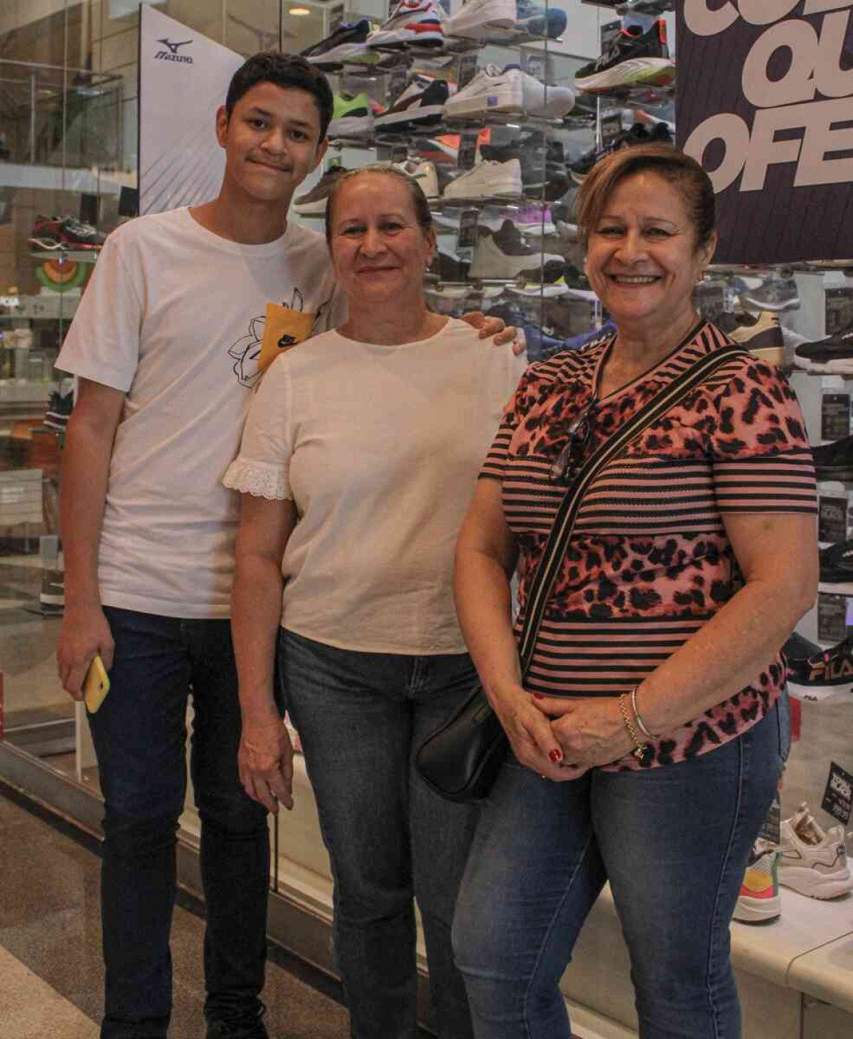 Pedro Henrique, Eucilene Oliveira e Vânia Oliveira foram às compras