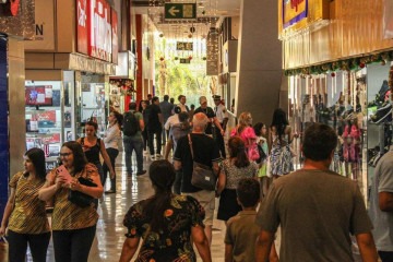 Shopping lotado: expectativa é de um bom Natal para o comércio  -  (crédito:  Kayo Magalhães/CB/D.A Press)