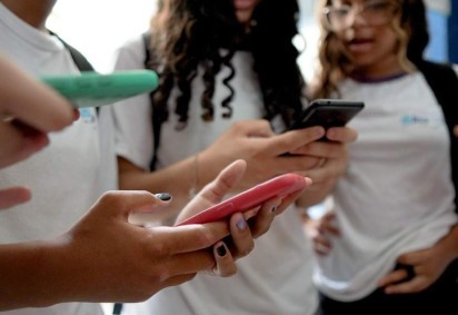 Estudantes usam celulares em sala de aula. -  (crédito: Guilherme Oliveira/Divulgação Prefeitura do Rio de Janeiro)