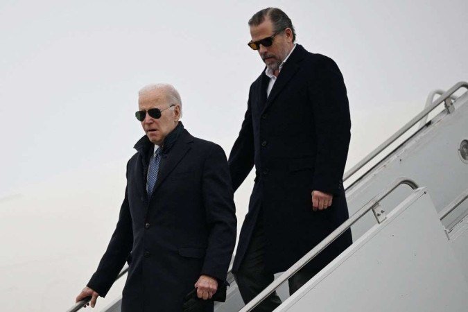 Joe Biden e Hunter (D) desembarcam em Syracuse, no estado de Nova York: negócios nebulosos do filho no exterior atingem a Casa Branca   -  (crédito: Andrew Caballero-Reynolds/AFP)
