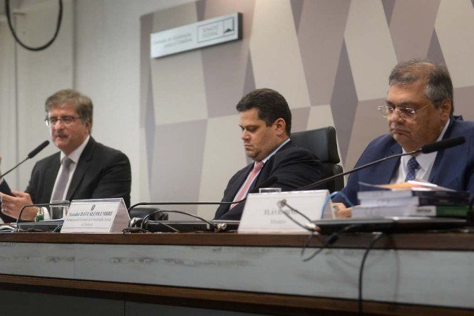 A sabatina simultânea inédita colocou Dino e Gonet na mesa do lado do presidente da CCJ, Davi Alcolumbre, - (crédito: Ed Alves/CB/DA.Press) A sabatina simultânea inédita colocou Dino e Gonet na mesa do lado do presidente da CCJ, Davi Alcolumbre, - (crédito: Ed Alves/CB/DA.Press)