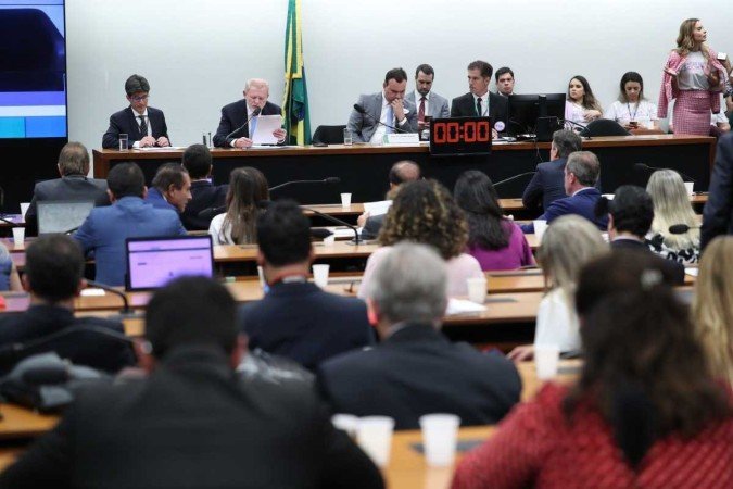 Na quarta-feira passada (13/12), o relatório final da LDO foi aprovado na Comissão Mista de Orçamento (CMO). No texto, o relator, deputado Danilo Forte (União-CE) manteve os novos prazos de execução para as emendas parlamentares individuais, destinadas a cada senador e deputado, e de bancadas estaduais - (crédito: Bruno Spada/Câmara dos Deputados) Na quarta-feira passada (13/12), o relatório final da LDO foi aprovado na Comissão Mista de Orçamento (CMO). No texto, o relator, deputado Danilo Forte (União-CE) manteve os novos prazos de execução para as emendas parlamentares individuais, destinadas a cada senador e deputado, e de bancadas estaduais - (crédito: Bruno Spada/Câmara dos Deputados)