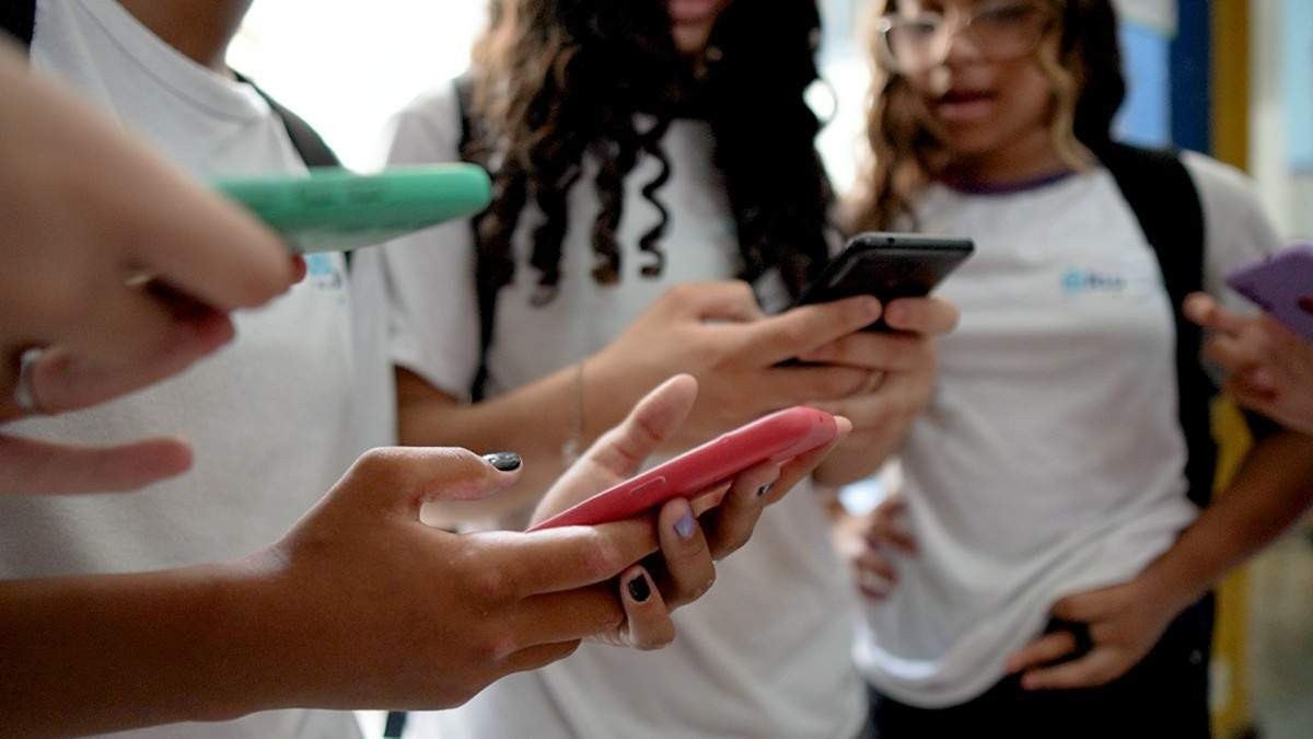 Prefeitura do Rio quer banir o uso de celulares nas escolas