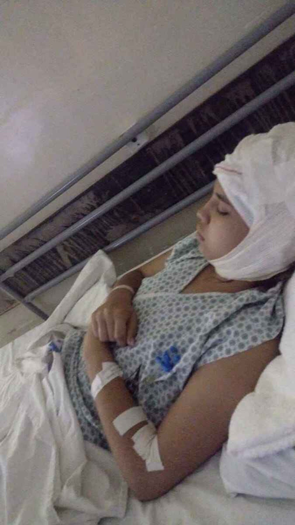 Adolescente espera por procedimento cirúrgico Adolescente espera por procedimento cirúrgico