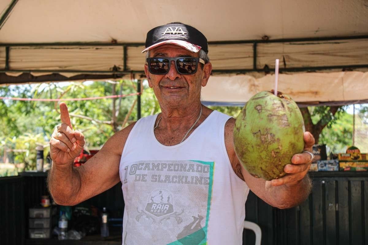  14/12/2023 Crédito: Kayo Magalhães/CB/D.A Press. Brasil. Brasília - DF. Cidades. Volta da onda de calor. Na foto, Jerônimo Santoro, vendedor de água de coco no Parque da Cidade.