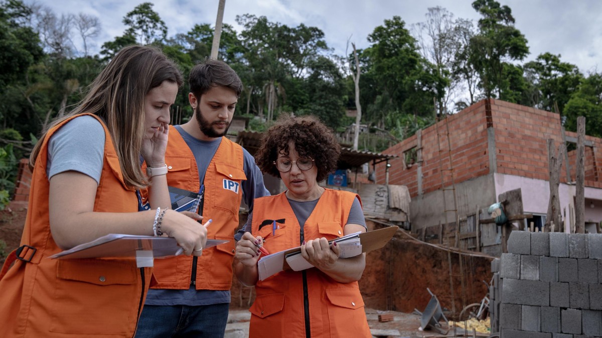 Quem são os 'caçadores de áreas de risco', que tentam prevenir tragédias causadas por chuvas e tempestades