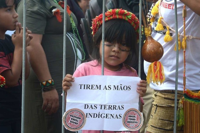 Manifestação sobre o marco temporal das terras indígenas ao lado do STF.  -  (crédito:  Ed Alves/CB/DA.Press)