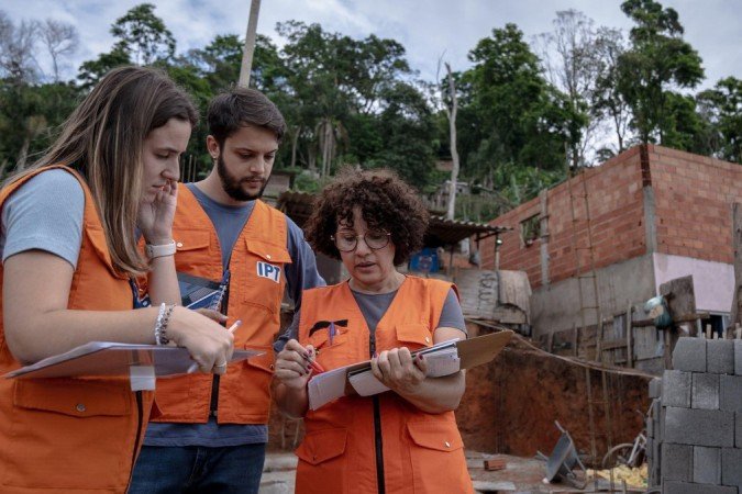 Larissa Mozer Blaudt, Lucas Henrique Sandre e Alessandra Corsi são geólogos do IPT - (crédito: Vitor Serrano/BBC News Brasil) Larissa Mozer Blaudt, Lucas Henrique Sandre e Alessandra Corsi são geólogos do IPT - (crédito: Vitor Serrano/BBC News Brasil)
